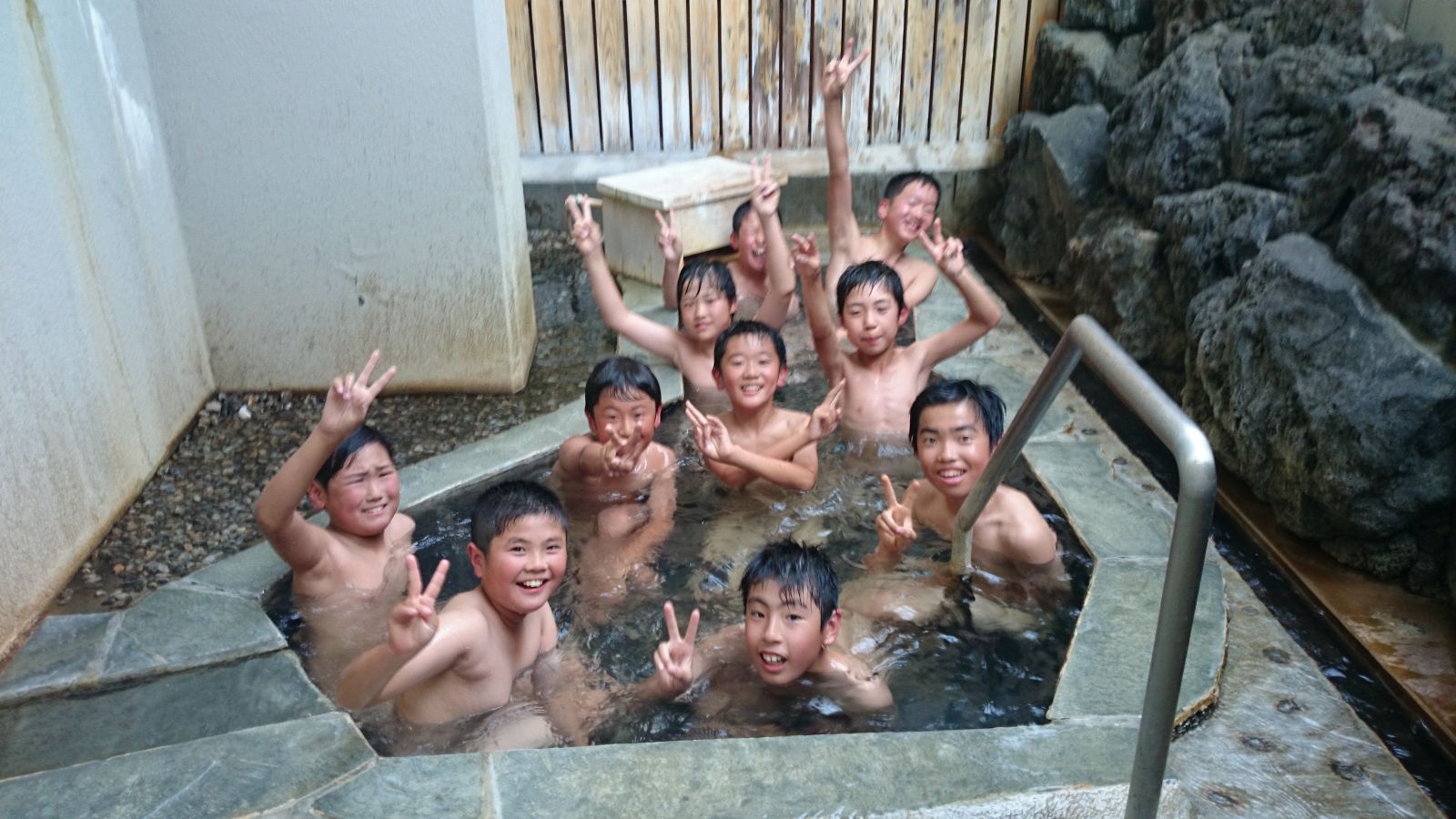 ６年生が修学旅行 八戸市立町畑小学校
