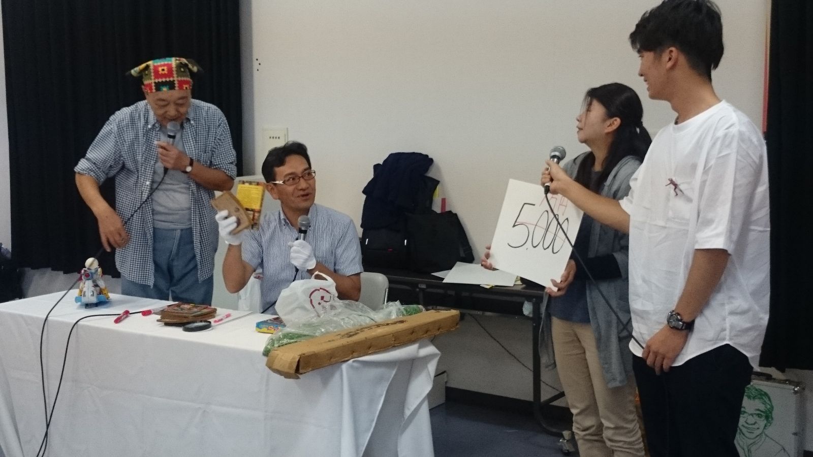 安田氏のおもちゃ鑑定団行われる 八戸市立町畑小学校